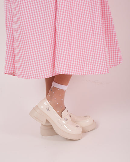 Mocasines de charol crema con apliques de mariposa