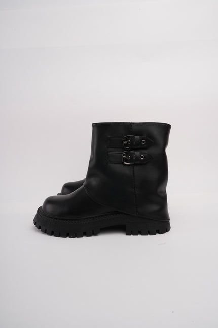 Botines negros x caña y hebillas
