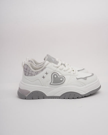 Tenis blancos x corazón gris