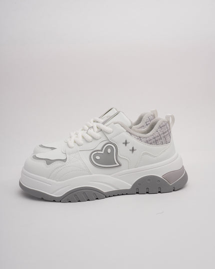 Tenis blancos x corazón gris