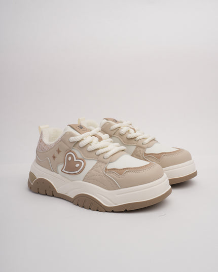 Tenis blancos x corazón café