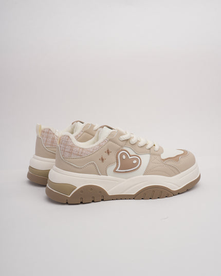 Tenis blancos x corazón café
