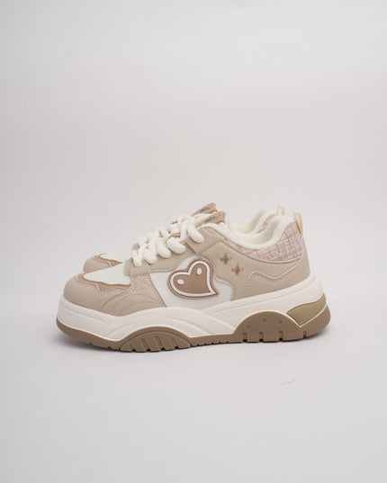 Tenis blancos x corazón café
