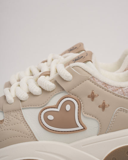 Tenis blancos x corazón café