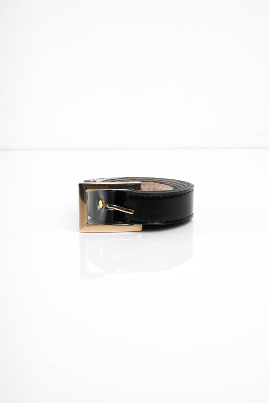 Cinturón negro con textura brillante y hebilla dorada