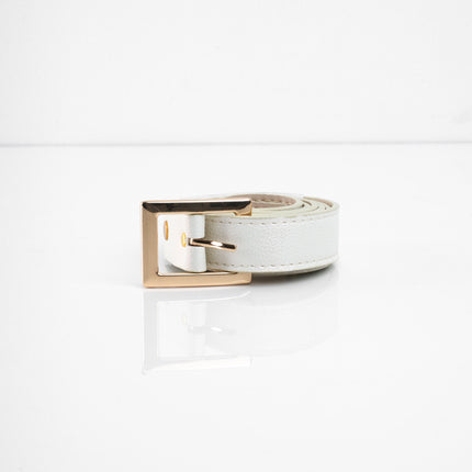 Cinturón perla con textura brillante y hebilla dorada