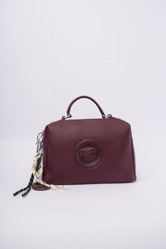 Bolso vinotinto mediano con charms