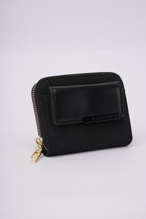 Billetera cuadrada negra con diseño frontal