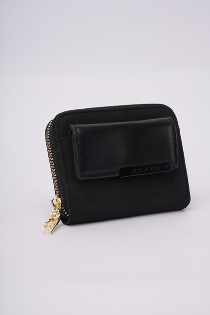 Billetera cuadrada negra con diseño frontal