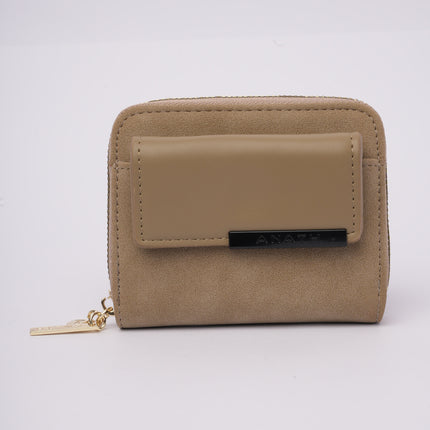 Billetera cuadrada beige con diseño frontal