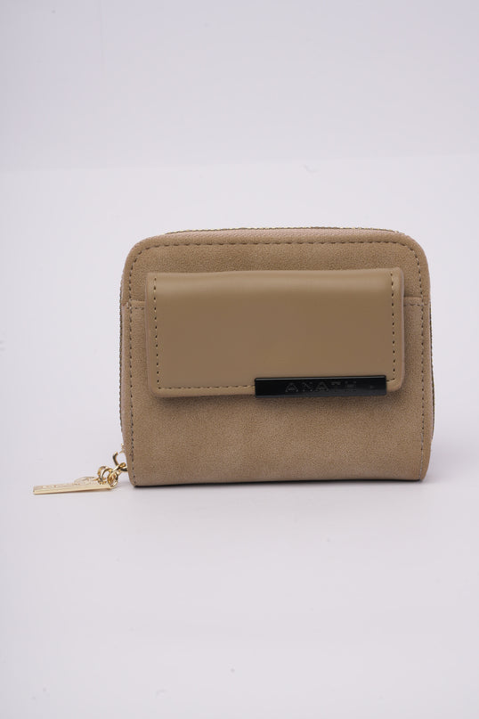 Billetera cuadrada beige con diseño frontal