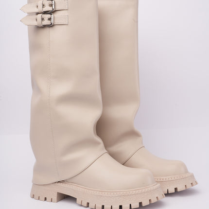 Bota larga beige con solapa y hebillas