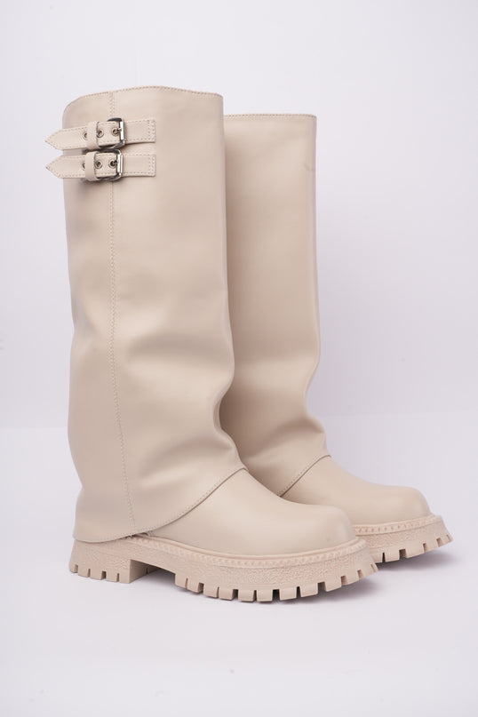 Bota larga beige con solapa y hebillas