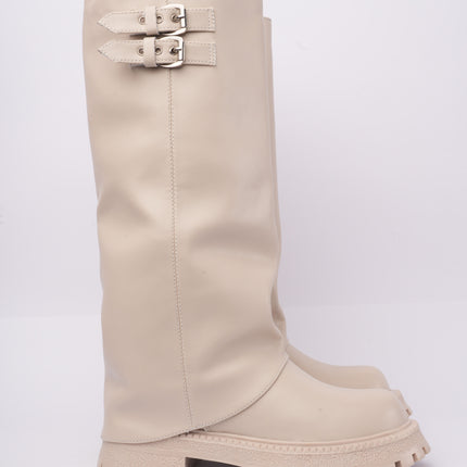 Bota larga beige con solapa y hebillas