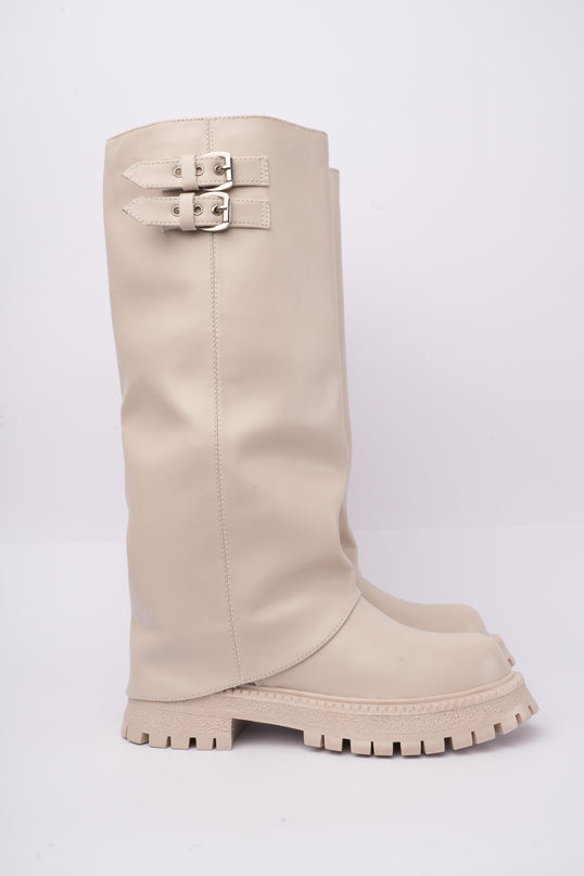 Bota larga beige con solapa y hebillas