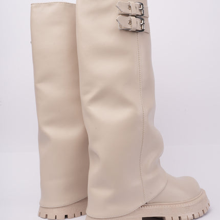 Bota larga beige con solapa y hebillas