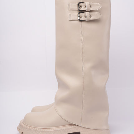 Bota larga beige con solapa y hebillas – Adrenalina