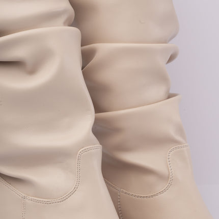 Bota larga beige corrugada x tacón grueso