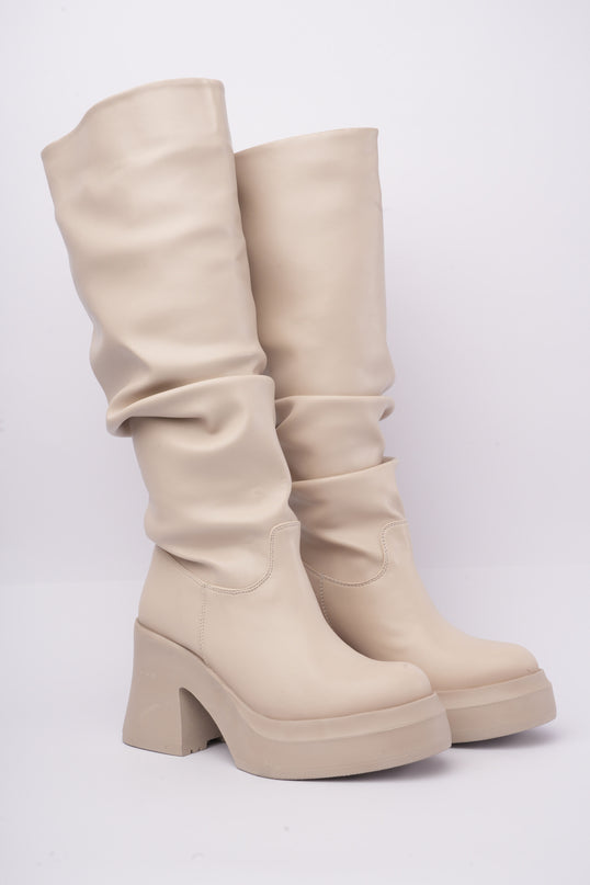 Bota larga beige corrugada x tacón grueso