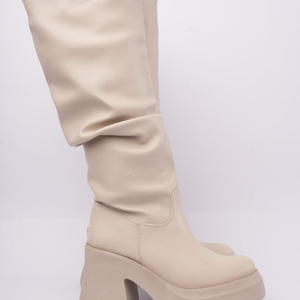 Bota larga beige corrugada x tacón grueso