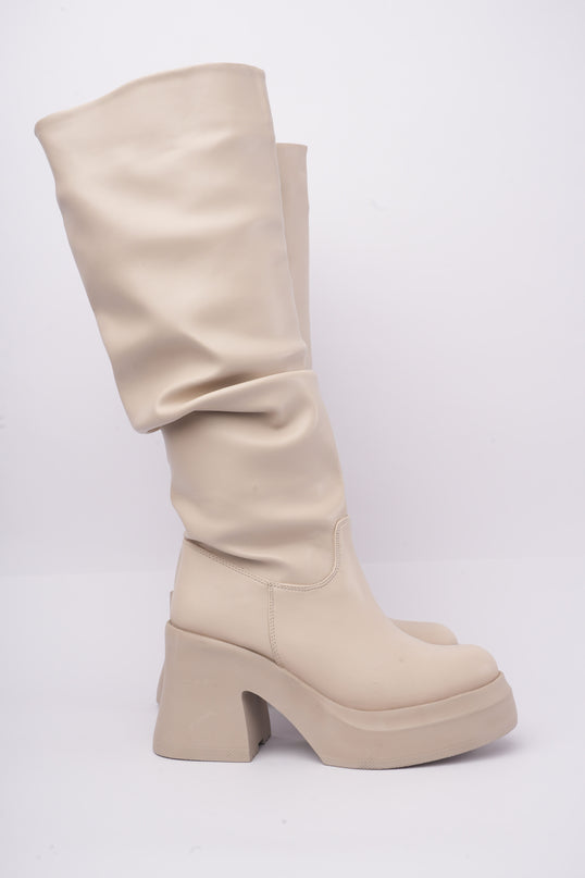 Bota larga beige corrugada x tacón grueso