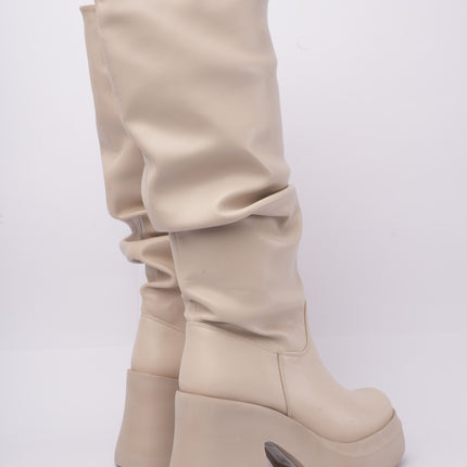 Bota larga beige corrugada x tacón grueso