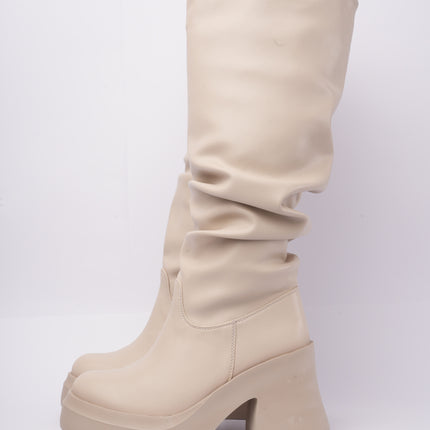 Bota larga beige corrugada x tacón grueso