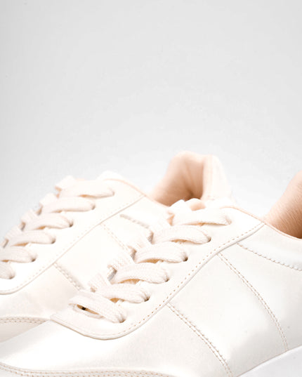 Tenis crema brillantes