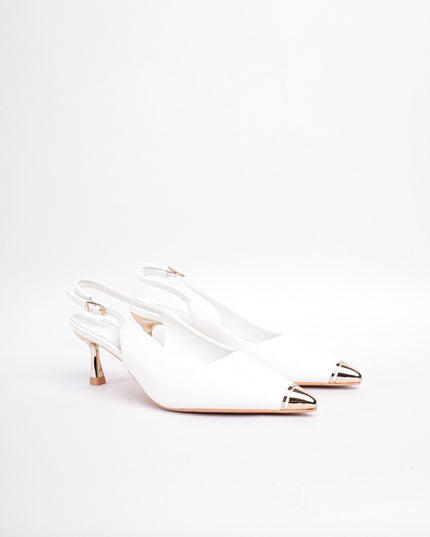 Tacón blanco bajo punta dorada