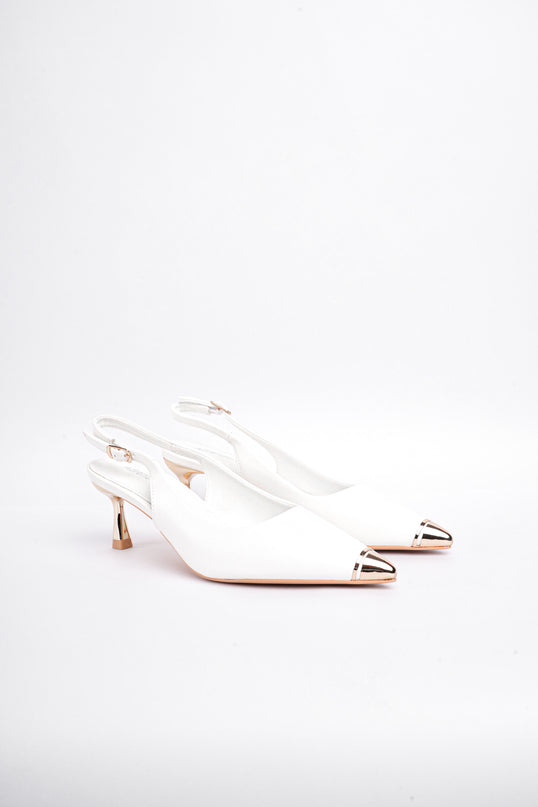 Tacón blanco bajo punta dorada