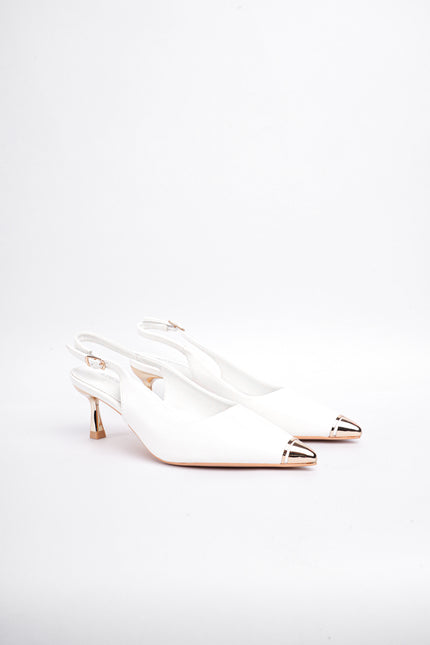 Tacón blanco bajo punta dorada