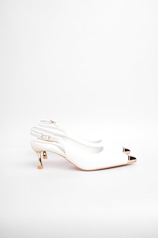 Tacón blanco bajo punta dorada