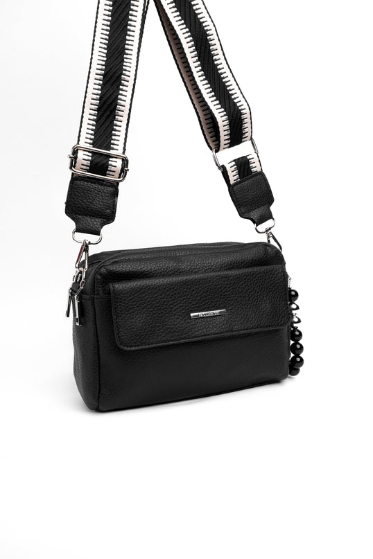 Bolso mediano negro con correa