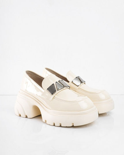 Mocasines crema con hebilla plateada