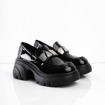 Mocasines negros con hebilla plateada