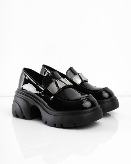 Mocasines negros con hebilla plateada