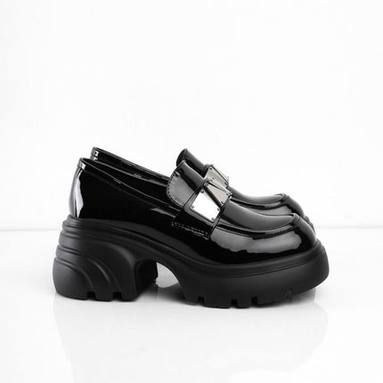 Mocasines negros con hebilla plateada