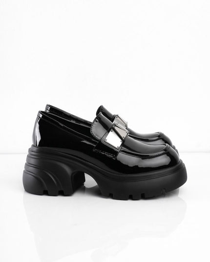 Mocasines negros con hebilla plateada