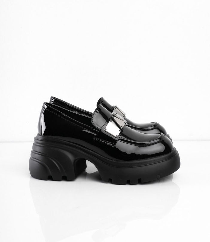Mocasines negros con hebilla plateada