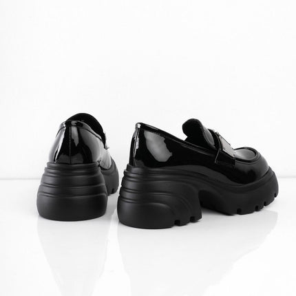 Mocasines negros con hebilla plateada