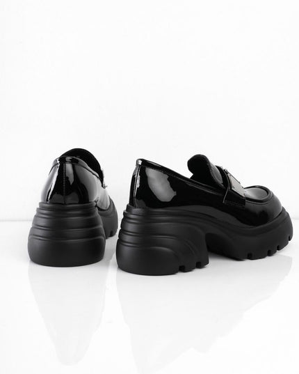 Mocasines negros con hebilla plateada