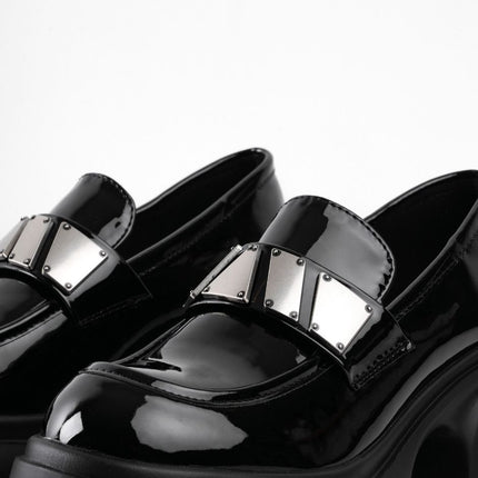 Mocasines negros con hebilla plateada