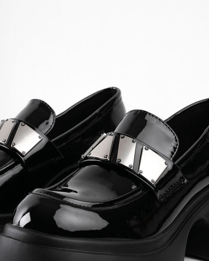 Mocasines negros con hebilla plateada