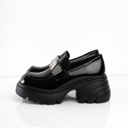 Mocasines negros con hebilla plateada