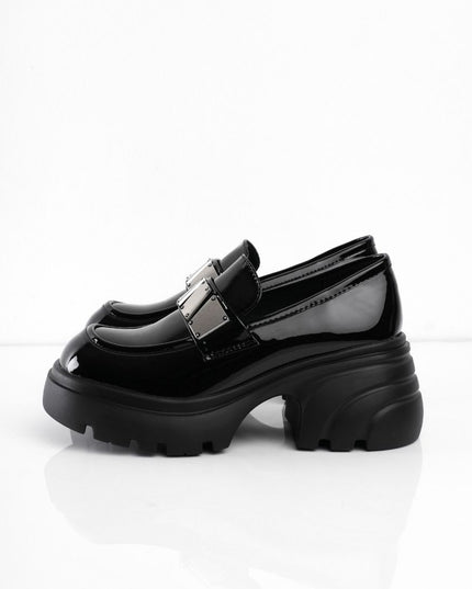 Mocasines negros con hebilla plateada