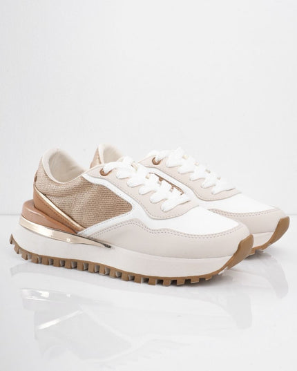 Tenis beige con camel y detalles dorados