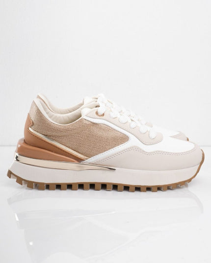 Tenis beige con camel y detalles dorados