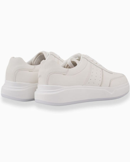 TENIS BLANCOS con Detalles Perforados