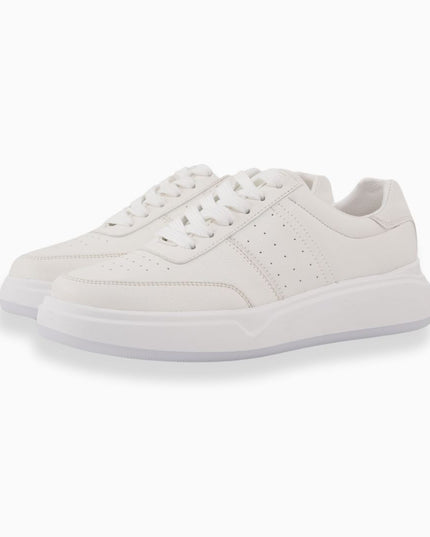 TENIS BLANCOS con Detalles Perforados