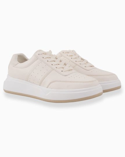 tenis beige con detalles perforados